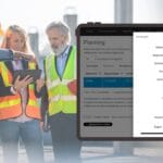 Medewerkers doen hun urenregistratie voor de bouw op locatie met mobiele app, plus een mock-up van Project Hours als software.